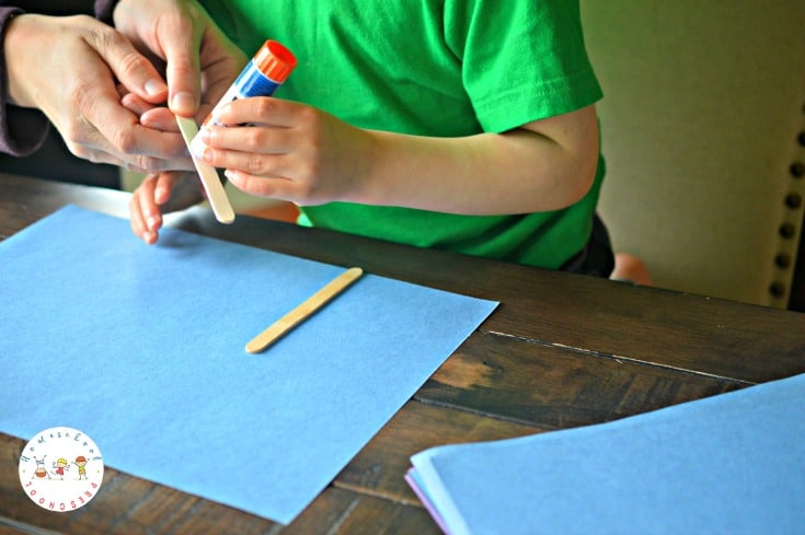 Are you looking for a super simple craft to do with your kids? It doesn't get any easier than this fingerprint flower craft!