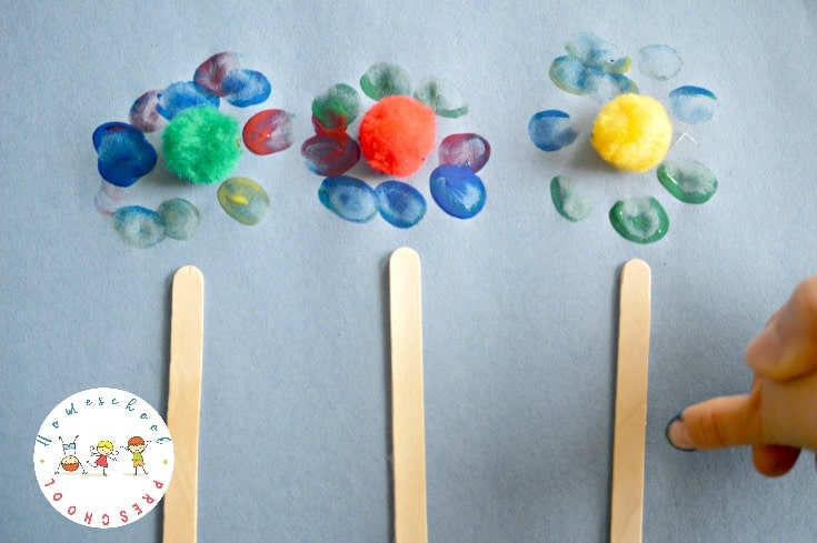 Are you looking for a super simple craft to do with your kids? It doesn't get any easier than this fingerprint flower craft!