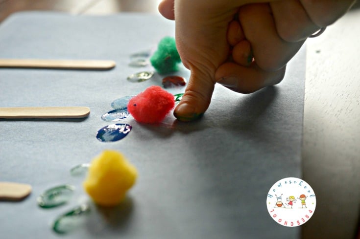 Are you looking for a super simple craft to do with your kids? It doesn't get any easier than this fingerprint flower craft!