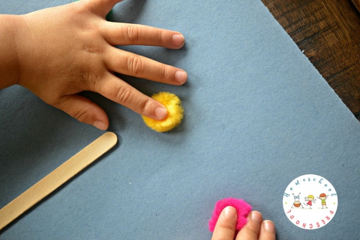 Are you looking for a super simple craft to do with your kids? It doesn't get any easier than this fingerprint flower craft!