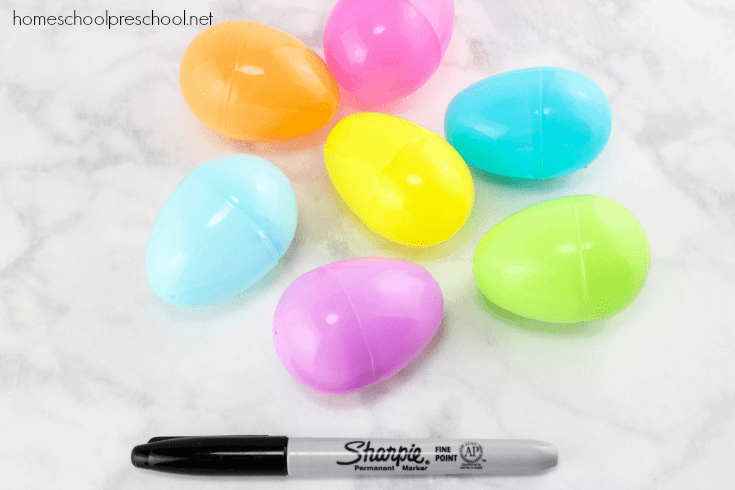 Come discover how to teach addition with plastic Easter eggs! This activity is perfect for your spring homeschool lessons. | homeschoolpreschool.net