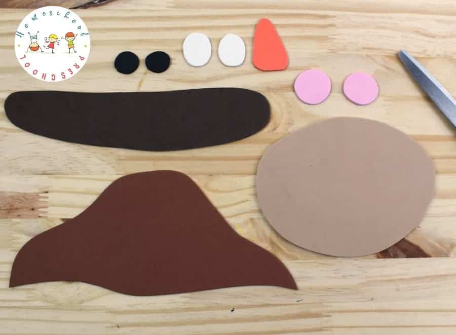 Autumn means scarecrows and sunflowers and great autumn read-alouds. Combine all of those things with this simple scarecrow craft and book list for kids.