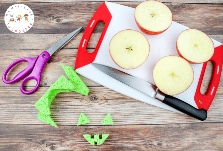 How can your children turn an apple into a pumpkin? They can with this fun autumn craft! These pumpkin apple stamps are fun for kids of all ages.