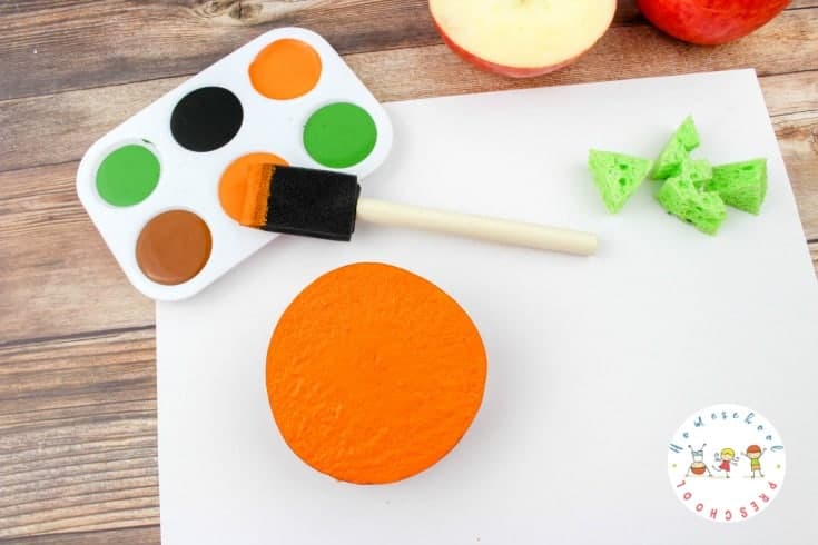 How can your children turn an apple into a pumpkin? They can with this fun autumn craft! These pumpkin apple stamps are fun for kids of all ages.