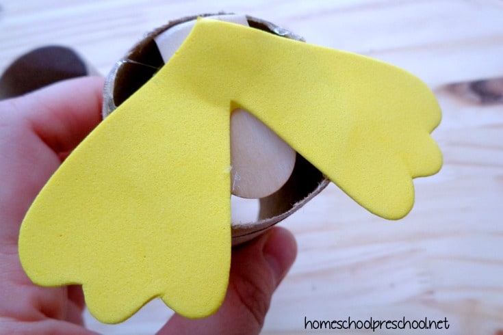 Make this bald eagle toilet paper roll craft with your preschoolers to celebrate July 4th. It's also a fun craft to add when learning about birds.