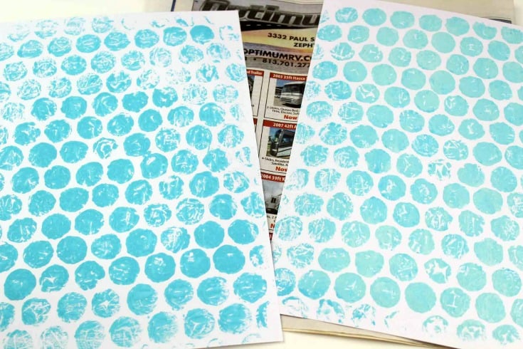 Inspired by the ocean and perfect for summer! Kids can make this adorable seahorse art project with colored paper and bubble wrap. Perfect to do alongside Mr. Seahorse by Eric Carle.&nbsp;