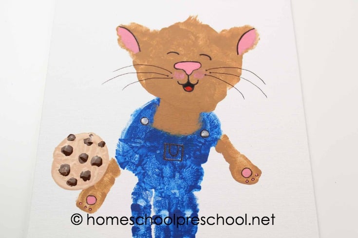 Turn your child's handprint into one of his favorite book characters with this If You Give a Mouse a Cookie handprint art project for kids!
