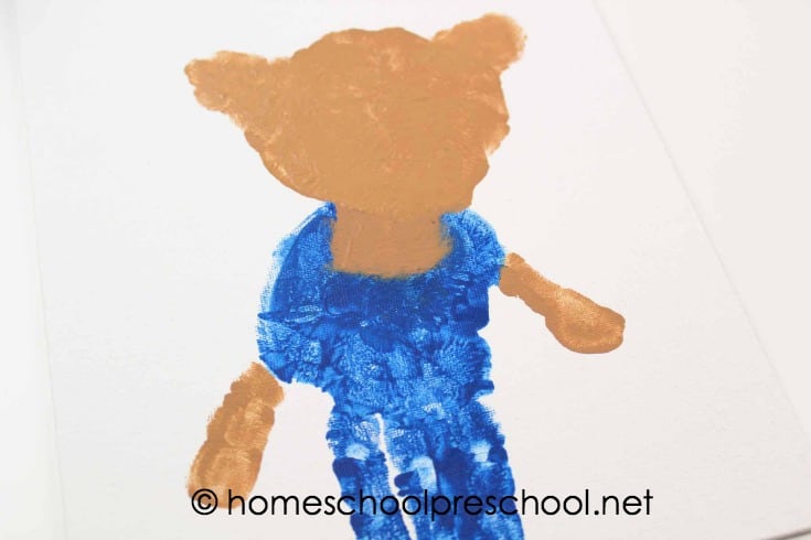 Turn your child's handprint into one of his favorite book characters with this If You Give a Mouse a Cookie handprint art project for kids!