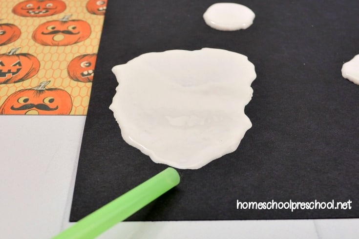 Are you looking for a new preschool Halloween craft to do this month? Check out this blow painted ghost your preschoolers will love!