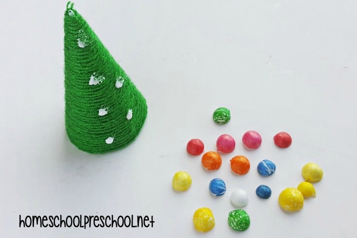 Are you looking for a fun preschool Christmas craft to do for the holidays? Let your little ones make a yarn-wrapped tree to decorate your home this season.