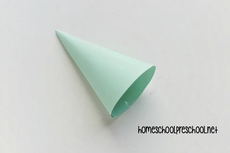 Are you looking for a fun preschool Christmas craft to do for the holidays? Let your little ones make a yarn-wrapped tree to decorate your home this season.