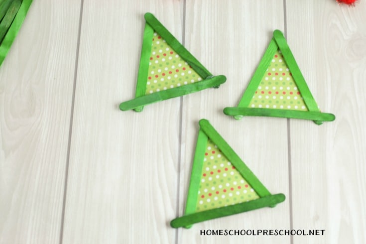 Are you looking for a super simple craft to do with your little ones this Christmas? Check out this cute elf craft that is simple enough for tots and preschoolers.