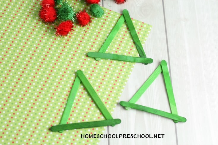 Are you looking for a super simple craft to do with your little ones this Christmas? Check out this cute elf craft that is simple enough for tots and preschoolers.
