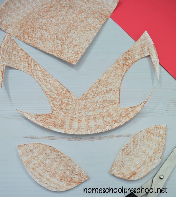 This cute reindeer paper plate craft not only gets kids in the Christmas spirit, but it helps them fine tune their motor skills as they lace the nose.