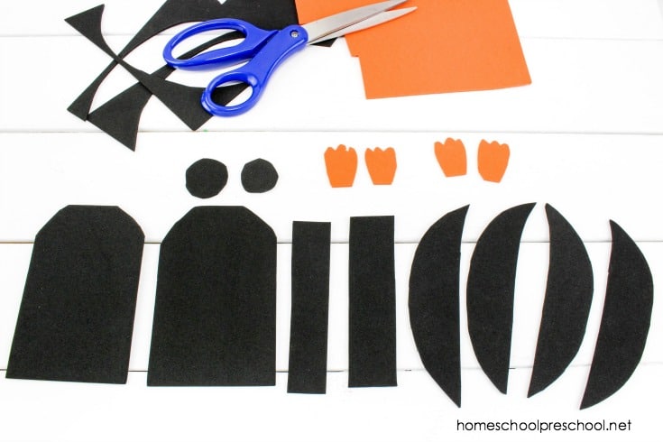 Preschoolers will love turning empty water bottles into penguins this winter! Follow this simple tutorial for a super easy (and oh so cute) preschool craft!