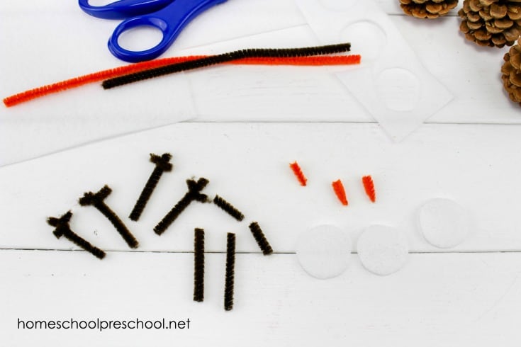 You won't believe how easy it is to turn an ordinary pinecone into an adorable preschool snowman craft! Read on to discover a fun new winter craft for kids.