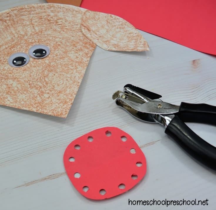 This cute reindeer paper plate craft not only gets kids in the Christmas spirit, but it helps them fine tune their motor skills as they lace the nose.