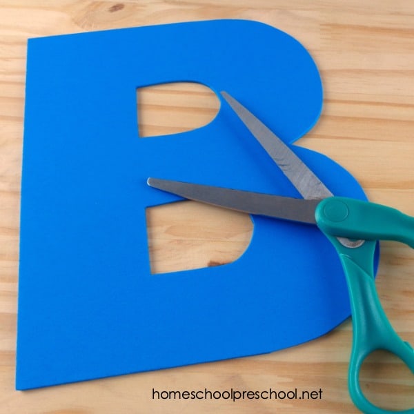 This preschool boat craft is perfect for your upcoming letter of the week lessons. You can also add it to your transportation and ocean units.