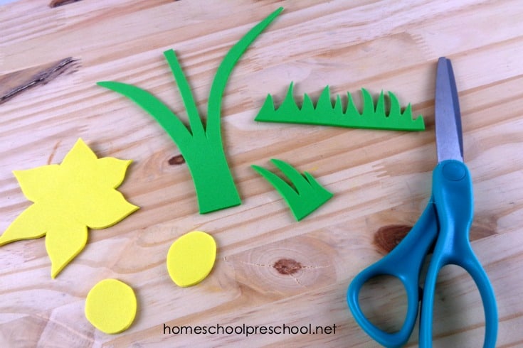 This sweet daffodil preschool flower craft is perfect for spring! The free printable template makes this craft a breeze for little ones to make.