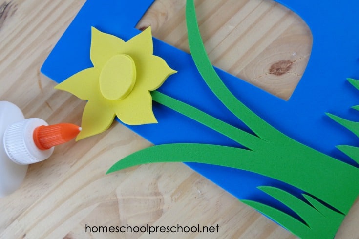 This sweet daffodil preschool flower craft is perfect for spring! The free printable template makes this craft a breeze for little ones to make.