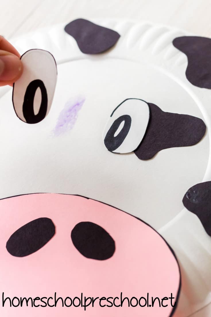 This paper plate cow craft for kids is super easy and as cute as can be! Add it to your farm-themed activities or your Letter Cc lessons.