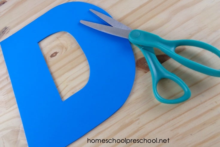 This sweet daffodil preschool flower craft is perfect for spring! The free printable template makes this craft a breeze for little ones to make.