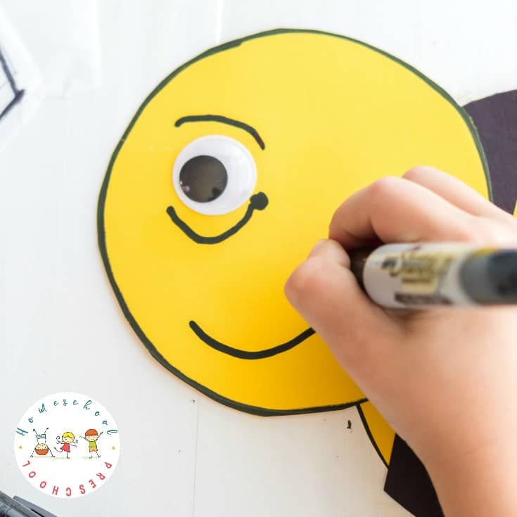 This preschool bumble bee craft is perfect for spring and summer! And, it's a great way to have kids practice their scissor skills.